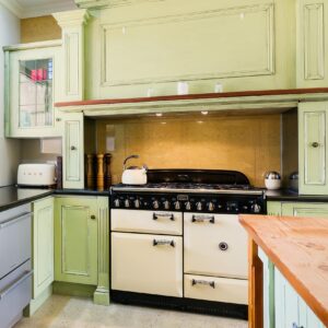 rammed-earth-texture-behind-glass-splashback