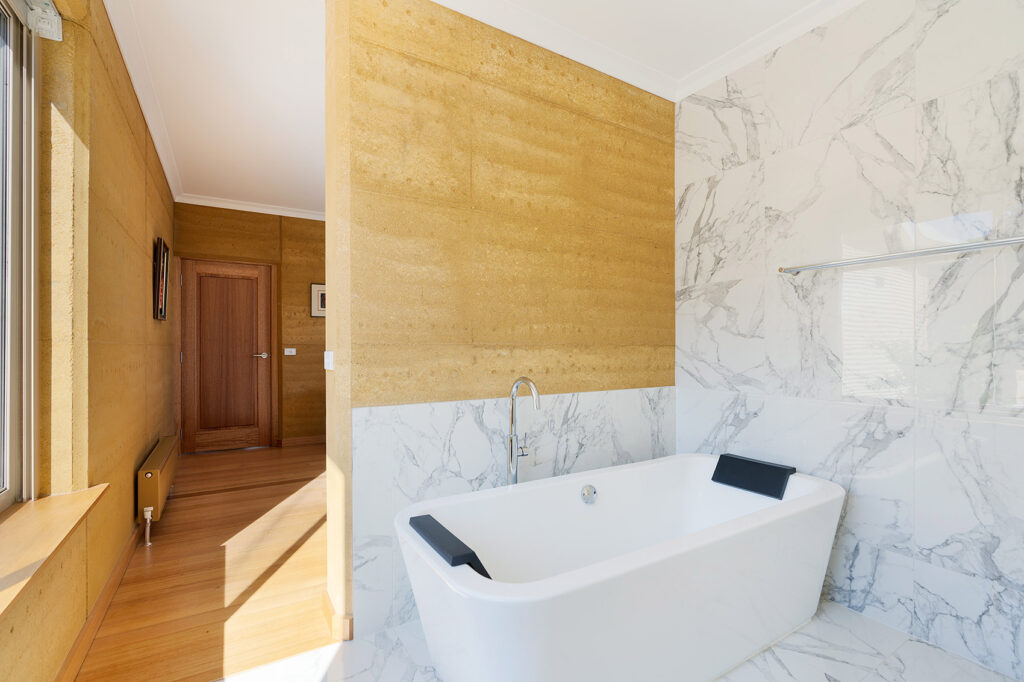 internal-rammed-earth-feature-wall-bathroom