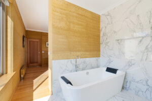 internal-rammed-earth-feature-wall-bathroom